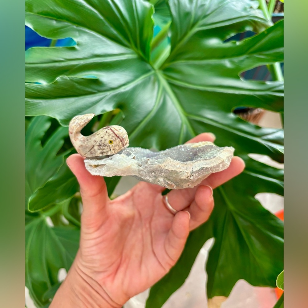 Whale carving on Amethyst flower - Picture 6 of 8